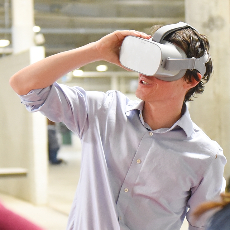 Людина з гарнітурою VR