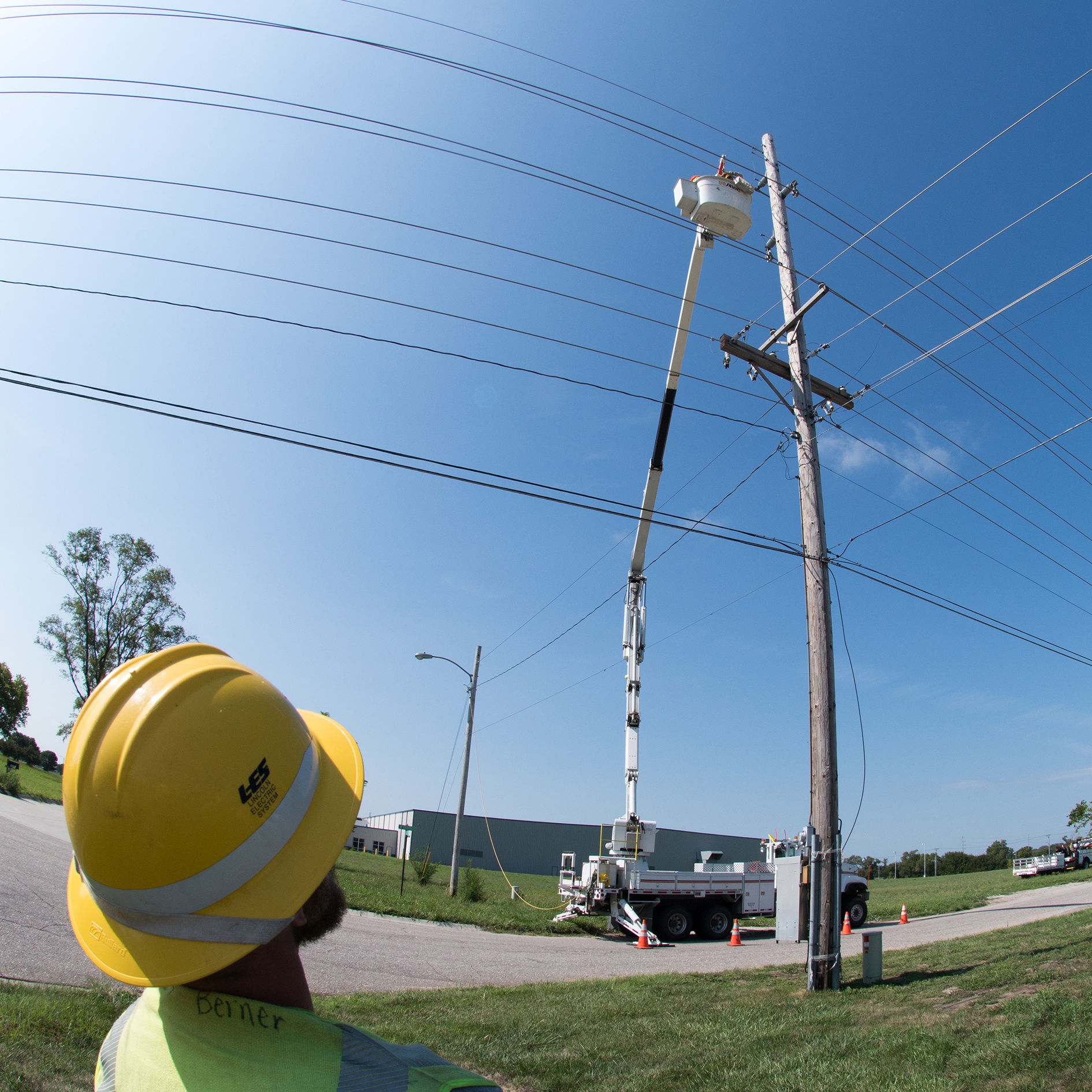 Дивлячись lineworker на електроопорі
